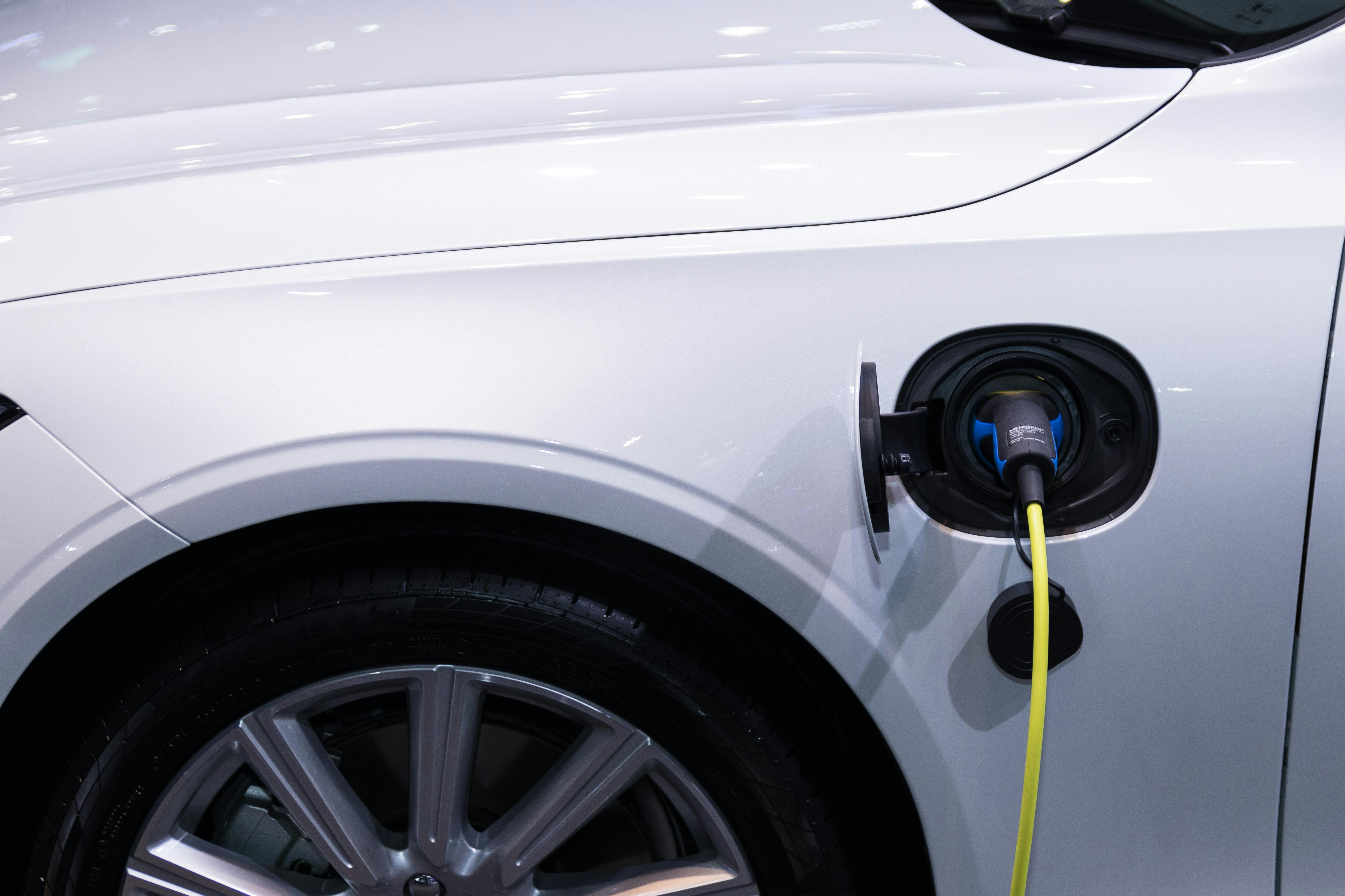 Seguros para Carros Híbridos e Elétricos: O que Considerar Antes de Contratar